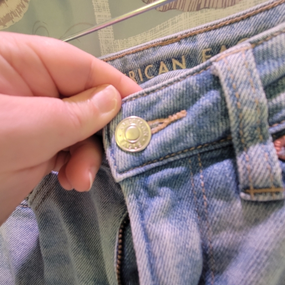 American Eagle Outfitters Light Wash Ripped Boyfriend Jeans - Picture 4 of 15